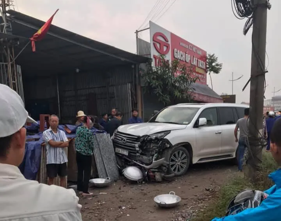 Va chạm với Lexus 570 biển ngũ quý, người phụ nữ đi xe máy tử vong - 1 Va chạm với Lexus 570 biển ngũ quý, người phụ nữ đi xe máy tử vong - 1