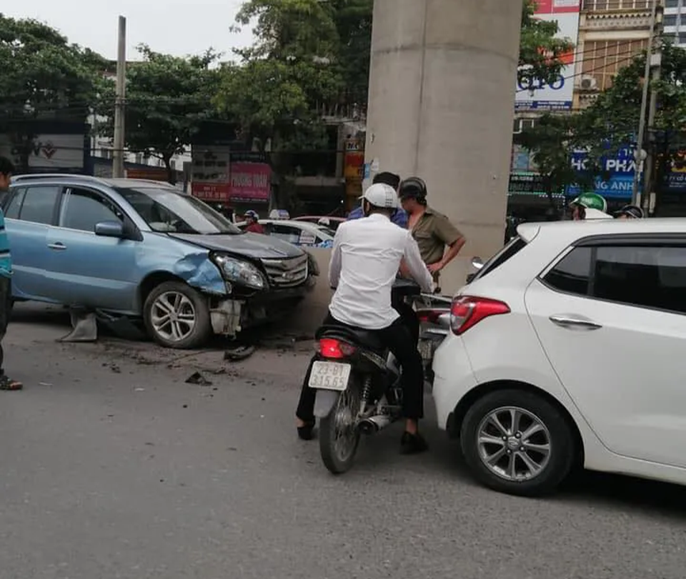 Hà Nội: Tài xế ô tô con nghi ngủ gật, đâm hàng loạt xe trên phố - 2 Hà Nội: Tài xế ô tô con nghi ngủ gật, đâm hàng loạt xe trên phố - 2