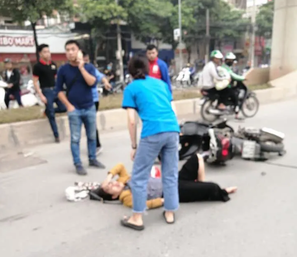 Hà Nội: Tài xế ô tô con nghi ngủ gật, đâm hàng loạt xe trên phố - 3 Hà Nội: Tài xế ô tô con nghi ngủ gật, đâm hàng loạt xe trên phố - 3