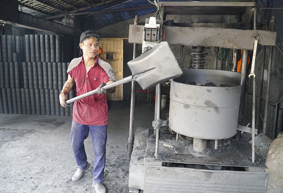 Người làm than tính kế mưu sinh trước “lệnh khai tử” ở Hà Nội - 7 Người làm than tính kế mưu sinh trước “lệnh khai tử” ở Hà Nội - 7