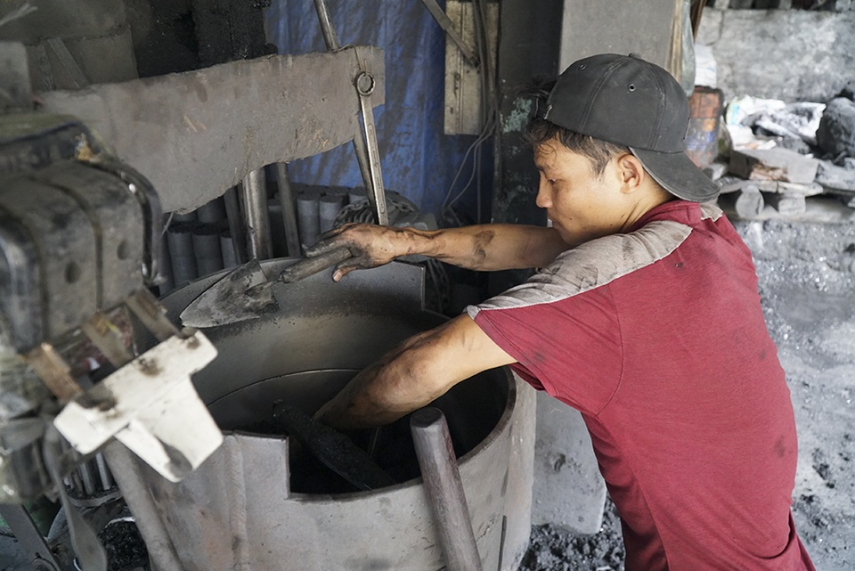 Người làm than tính kế mưu sinh trước “lệnh khai tử” ở Hà Nội - 9 Người làm than tính kế mưu sinh trước “lệnh khai tử” ở Hà Nội - 9