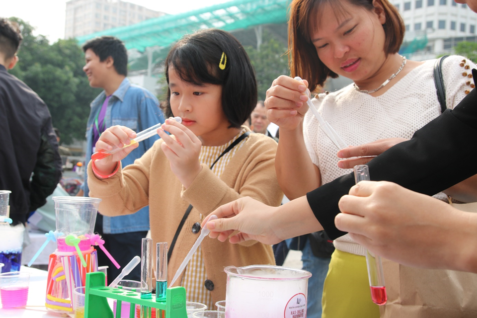 Hàng nghìn bạn trẻ thích thú trải nghiệm các mô hình toán học khác xa sách vở - 1 Hàng nghìn bạn trẻ thích thú trải nghiệm các mô hình toán học khác xa sách vở - 1