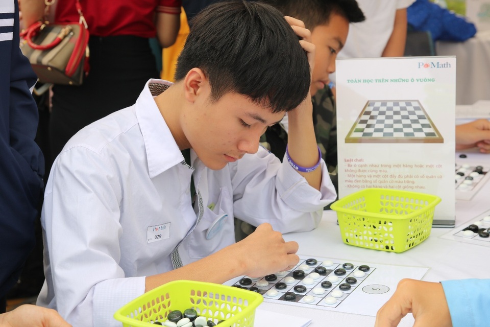 Hàng nghìn bạn trẻ thích thú trải nghiệm các mô hình toán học khác xa sách vở - 5 Hàng nghìn bạn trẻ thích thú trải nghiệm các mô hình toán học khác xa sách vở - 5