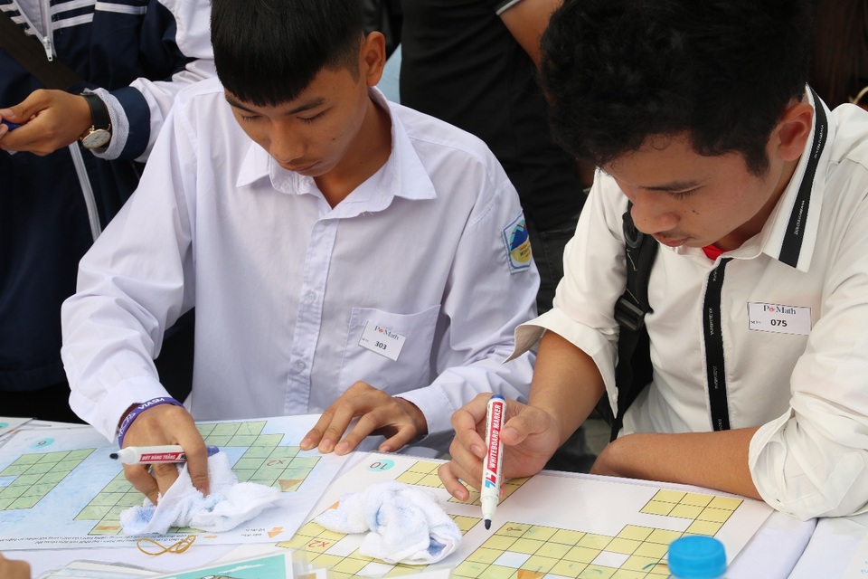 Hàng nghìn bạn trẻ thích thú trải nghiệm các mô hình toán học khác xa sách vở - 6 Hàng nghìn bạn trẻ thích thú trải nghiệm các mô hình toán học khác xa sách vở - 6