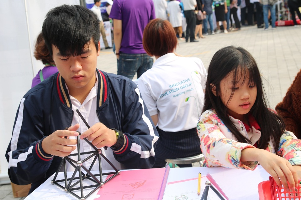 Hàng nghìn bạn trẻ thích thú trải nghiệm các mô hình toán học khác xa sách vở - 8 Hàng nghìn bạn trẻ thích thú trải nghiệm các mô hình toán học khác xa sách vở - 8