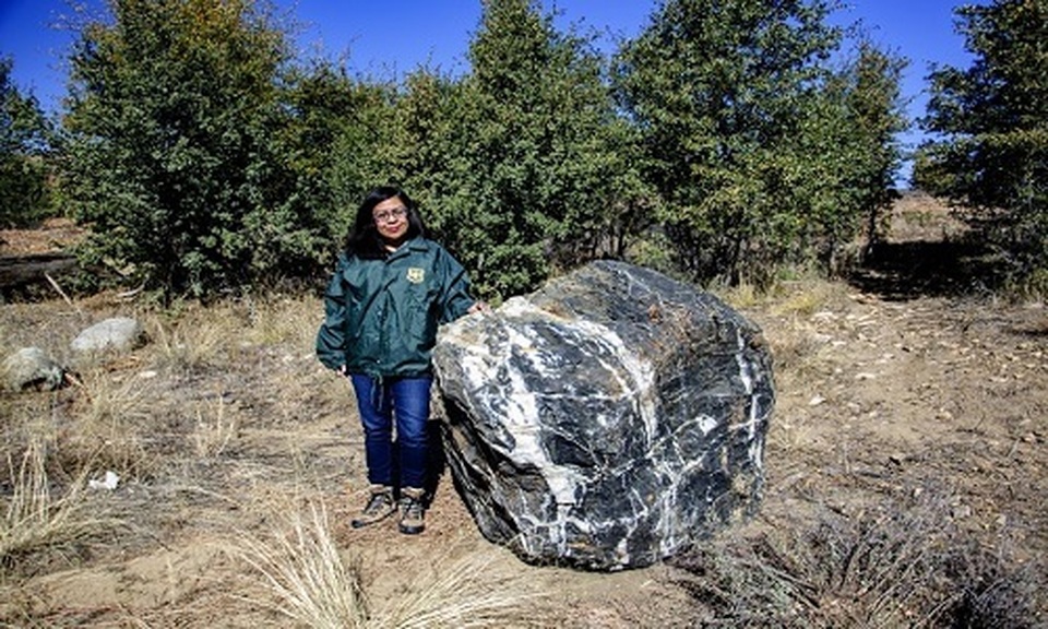 Tảng đá phù thủy xuất hiện trở lại sau 2 tuần biến mất bí ẩn - 1 Tảng đá phù thủy xuất hiện trở lại sau 2 tuần biến mất bí ẩn - 1