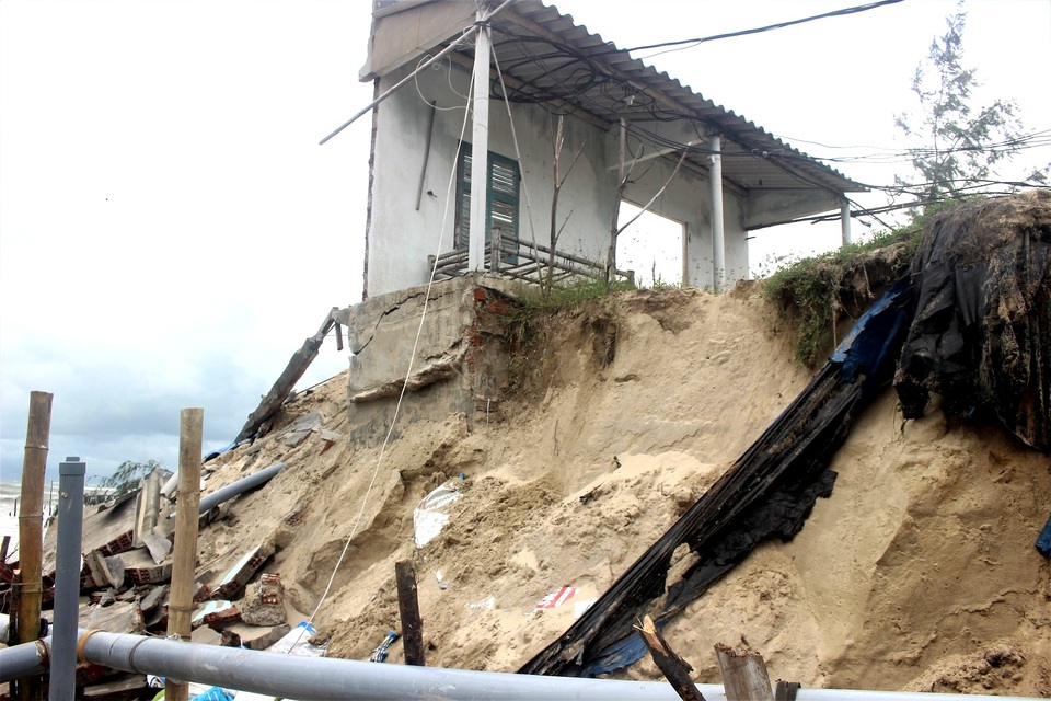 Nhà của người dân trước đây may đã bị bỏ hoang và bị sóng đánh tan hoang Quảng Nam: Tan hoang bờ biển ở xã đảo Tam Hải