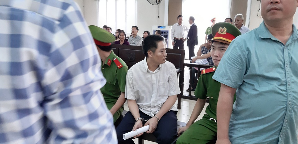 Mua đất “giá bèo”, nguyên Bí thư thị xã Bến Cát hầu tòa - 2 Mua đất “giá bèo”, nguyên Bí thư thị xã Bến Cát hầu tòa - 2