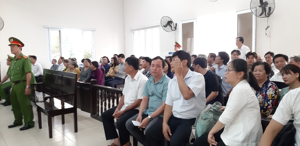 Mua đất “giá bèo”, nguyên Bí thư thị xã Bến Cát hầu tòa - 4 Mua đất “giá bèo”, nguyên Bí thư thị xã Bến Cát hầu tòa - 4