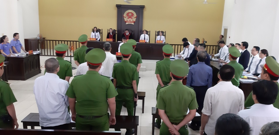 Mua đất “giá bèo”, nguyên Bí thư thị xã Bến Cát hầu tòa - 3 Mua đất “giá bèo”, nguyên Bí thư thị xã Bến Cát hầu tòa - 3