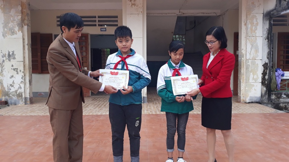 Nhặt được chiếc ví có 15 triệu đồng, hai học sinh trả lại người đánh rơi - 2 Nhặt được chiếc ví có 15 triệu đồng, hai học sinh trả lại người đánh rơi - 2