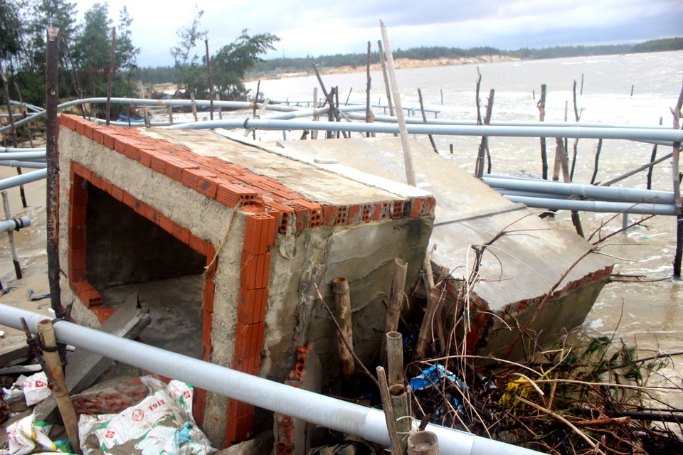 Công trình, nhà cửa của người dân thôn Bình Trung bị sóng biển đánh hư hỏng Quảng Nam: Tan hoang bờ biển ở xã đảo Tam Hải