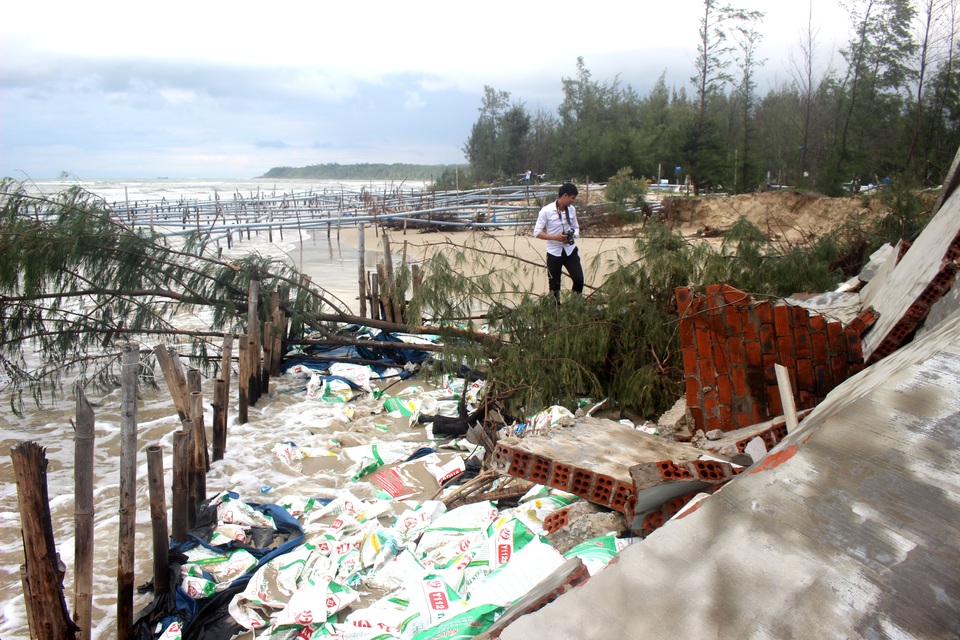 Công trình, nhà cửa của người dân thôn Bình Trung bị sóng biển đánh hư hỏng Quảng Nam: Tan hoang bờ biển ở xã đảo Tam Hải