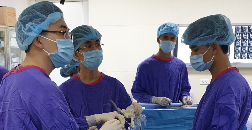 Nhờ vít “tự tiêu”, phẫu thuật 1 lần duy nhất cho ca gãy xương cổ tay - 1 Nhờ vít “tự tiêu”, phẫu thuật 1 lần duy nhất cho ca gãy xương cổ tay - 1