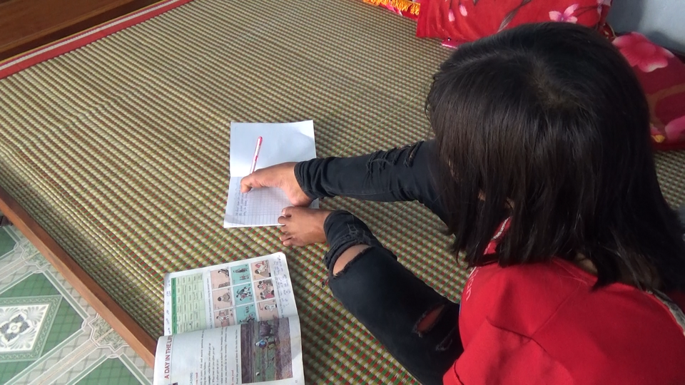 Hoa Pơ lang không tay của đại ngàn Tây Nguyên vẽ tương lai bằng đôi chân trần - 2 Hoa Pơ lang không tay của đại ngàn Tây Nguyên vẽ tương lai bằng đôi chân trần - 2