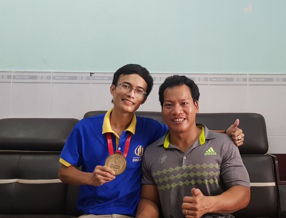 Bán HCV World Cup giá 125 triệu đồng, VĐV Lê Văn Công sẽ tặng hết cho nữ sinh mang trọng bệnh - 3 Bán HCV World Cup giá 125 triệu đồng, VĐV Lê Văn Công sẽ tặng hết cho nữ sinh mang trọng bệnh - 3