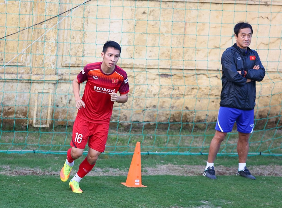 Bất chấp tin đồn “xé rào”, cầu thủ CLB Hà Nội tập sung chờ đấu UAE, Thái Lan - 9 Bất chấp tin đồn “xé rào”, cầu thủ CLB Hà Nội tập sung chờ đấu UAE, Thái Lan - 9