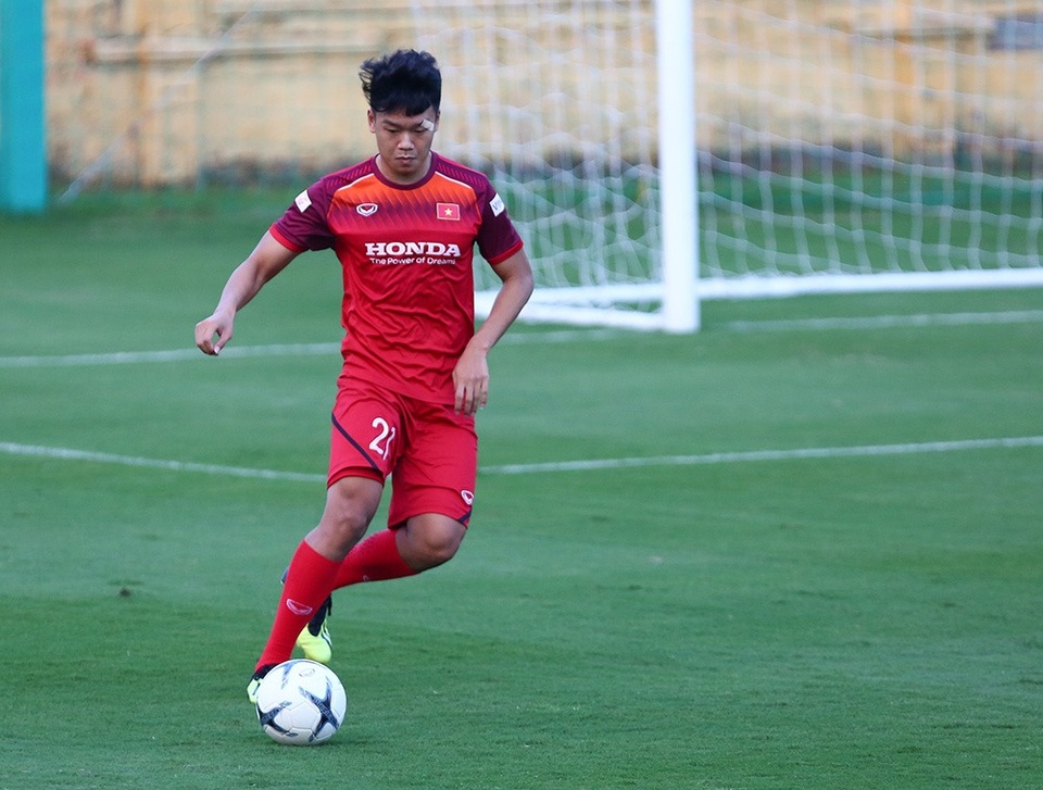 Bất chấp tin đồn “xé rào”, cầu thủ CLB Hà Nội tập sung chờ đấu UAE, Thái Lan - 10 Bất chấp tin đồn “xé rào”, cầu thủ CLB Hà Nội tập sung chờ đấu UAE, Thái Lan - 10