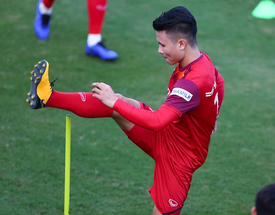 Bất chấp tin đồn “xé rào”, cầu thủ CLB Hà Nội tập sung chờ đấu UAE, Thái Lan - 2 Bất chấp tin đồn “xé rào”, cầu thủ CLB Hà Nội tập sung chờ đấu UAE, Thái Lan - 2