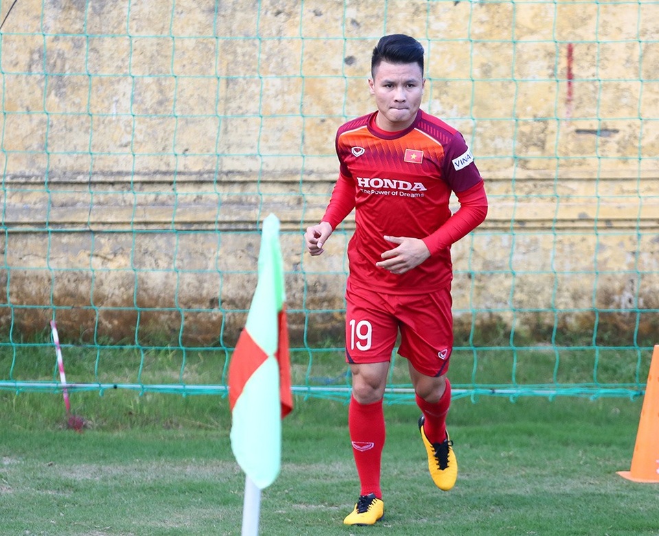 Bất chấp tin đồn “xé rào”, cầu thủ CLB Hà Nội tập sung chờ đấu UAE, Thái Lan - 4 Bất chấp tin đồn “xé rào”, cầu thủ CLB Hà Nội tập sung chờ đấu UAE, Thái Lan - 4