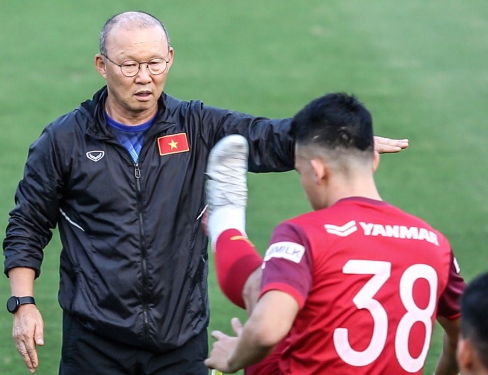 Bất chấp tin đồn “xé rào”, cầu thủ CLB Hà Nội tập sung chờ đấu UAE, Thái Lan - 1 Bất chấp tin đồn “xé rào”, cầu thủ CLB Hà Nội tập sung chờ đấu UAE, Thái Lan - 1