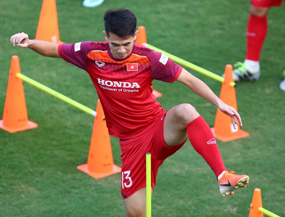 Bất chấp tin đồn “xé rào”, cầu thủ CLB Hà Nội tập sung chờ đấu UAE, Thái Lan - 11 Bất chấp tin đồn “xé rào”, cầu thủ CLB Hà Nội tập sung chờ đấu UAE, Thái Lan - 11