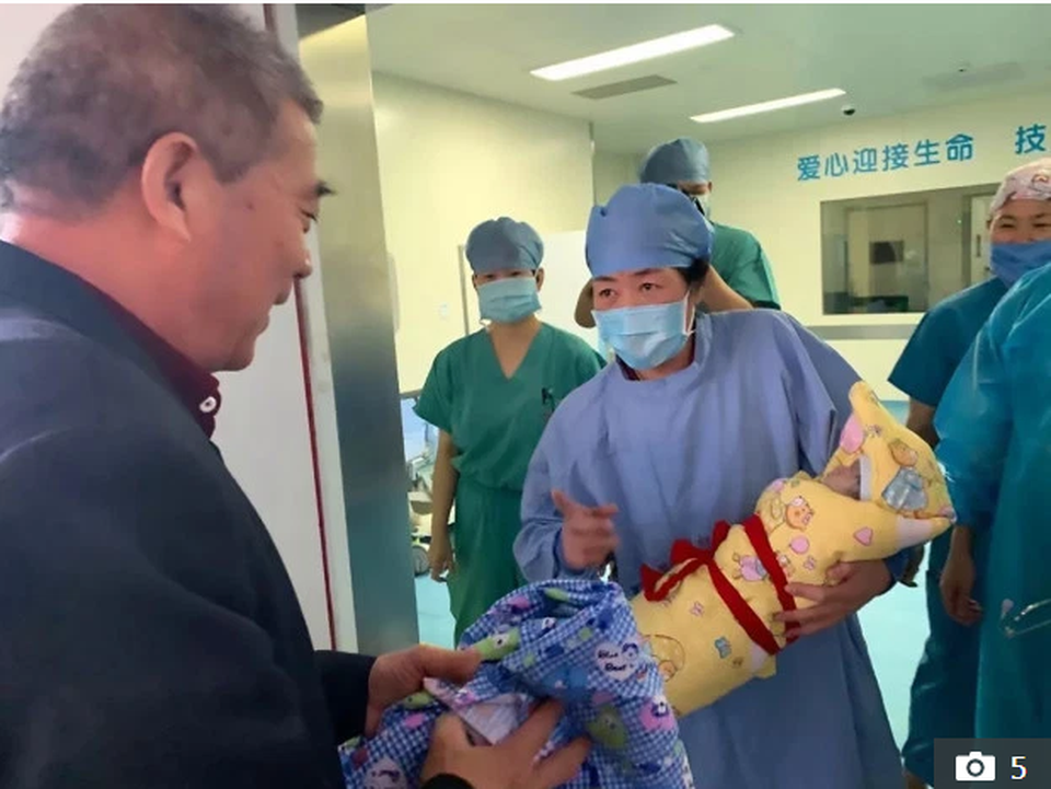 Hy hữu: Người phụ nữ Trung Quốc sinh con ở… tuổi 67 - 1 Hy hữu: Người phụ nữ Trung Quốc sinh con ở… tuổi 67 - 1