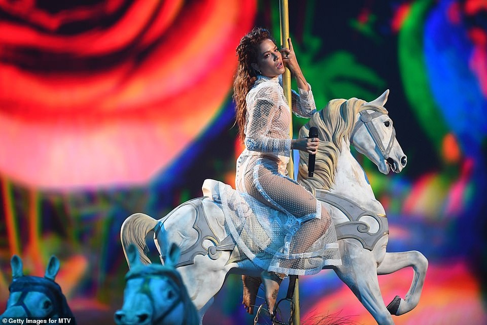 Dua Lipa mặc sốc dự lễ trao giải MTV Châu Âu - 15 Dua Lipa mặc sốc dự lễ trao giải MTV Châu Âu - 15