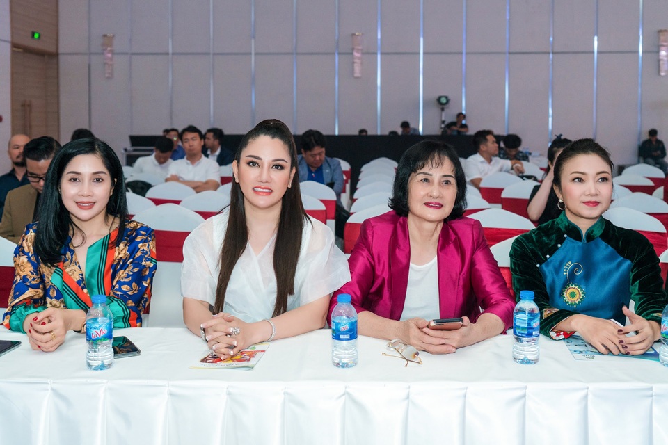 TMV Xuân Hương được Hội đào tạo và phát triển nghề làm đẹp Việt Nam vinh danh giải thưởng cống hiến cho cộng đồng ngành thẩm mỹ - 3 TMV Xuân Hương được Hội đào tạo và phát triển nghề làm đẹp Việt Nam vinh danh giải thưởng cống hiến cho cộng đồng ngành thẩm mỹ - 3
