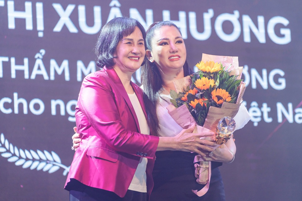 TMV Xuân Hương được Hội đào tạo và phát triển nghề làm đẹp Việt Nam vinh danh giải thưởng cống hiến cho cộng đồng ngành thẩm mỹ - 6 TMV Xuân Hương được Hội đào tạo và phát triển nghề làm đẹp Việt Nam vinh danh giải thưởng cống hiến cho cộng đồng ngành thẩm mỹ - 6