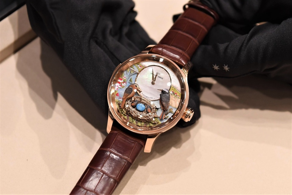 Jaquet Droz ra mắt đồng hồ Vịnh Hạ Long độc bản tại workshop nghệ thuật tiểu họa - 4 Jaquet Droz ra mắt đồng hồ Vịnh Hạ Long độc bản tại workshop nghệ thuật tiểu họa - 4