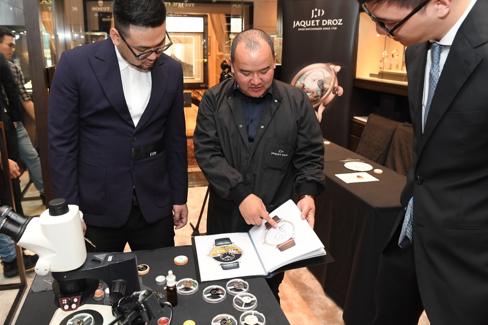 Jaquet Droz ra mắt đồng hồ Vịnh Hạ Long độc bản tại workshop nghệ thuật tiểu họa - 6 Jaquet Droz ra mắt đồng hồ Vịnh Hạ Long độc bản tại workshop nghệ thuật tiểu họa - 6
