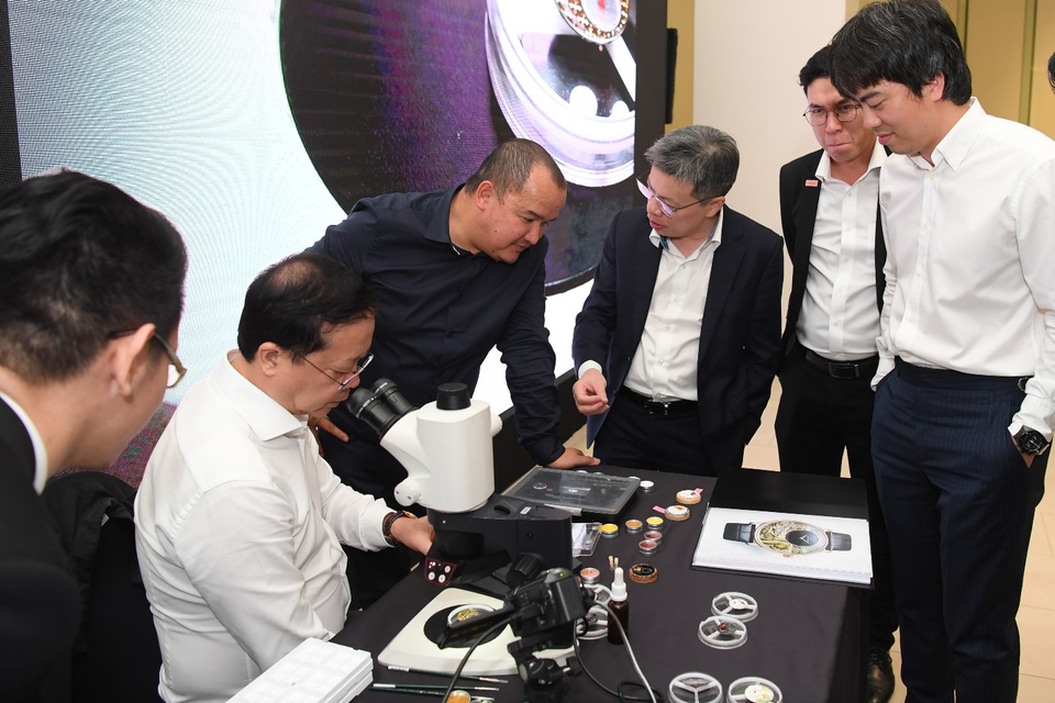 Jaquet Droz ra mắt đồng hồ Vịnh Hạ Long độc bản tại workshop nghệ thuật tiểu họa - 12 Jaquet Droz ra mắt đồng hồ Vịnh Hạ Long độc bản tại workshop nghệ thuật tiểu họa - 12