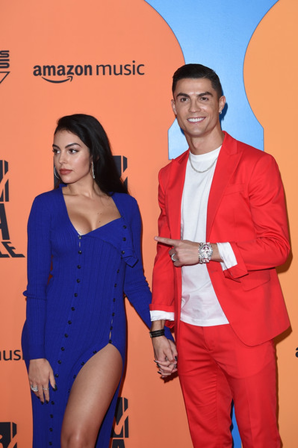 Cristiano Ronaldo đưa bạn gái xinh đẹp dự lễ trao giải MTV Châu Âu - 4 Cristiano Ronaldo đưa bạn gái xinh đẹp dự lễ trao giải MTV Châu Âu - 4