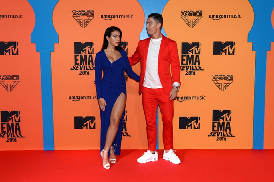 Cristiano Ronaldo đưa bạn gái xinh đẹp dự lễ trao giải MTV Châu Âu - 3 Cristiano Ronaldo đưa bạn gái xinh đẹp dự lễ trao giải MTV Châu Âu - 3