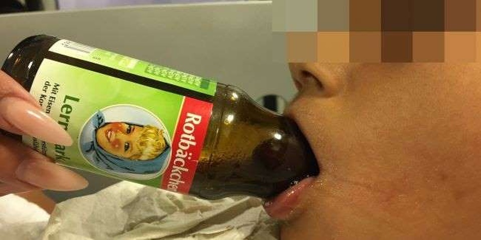 Cậu bé 7 tuổi bị kẹt lưỡi trong chai và cách xử lý xuất sắc của các bác sĩ - 1