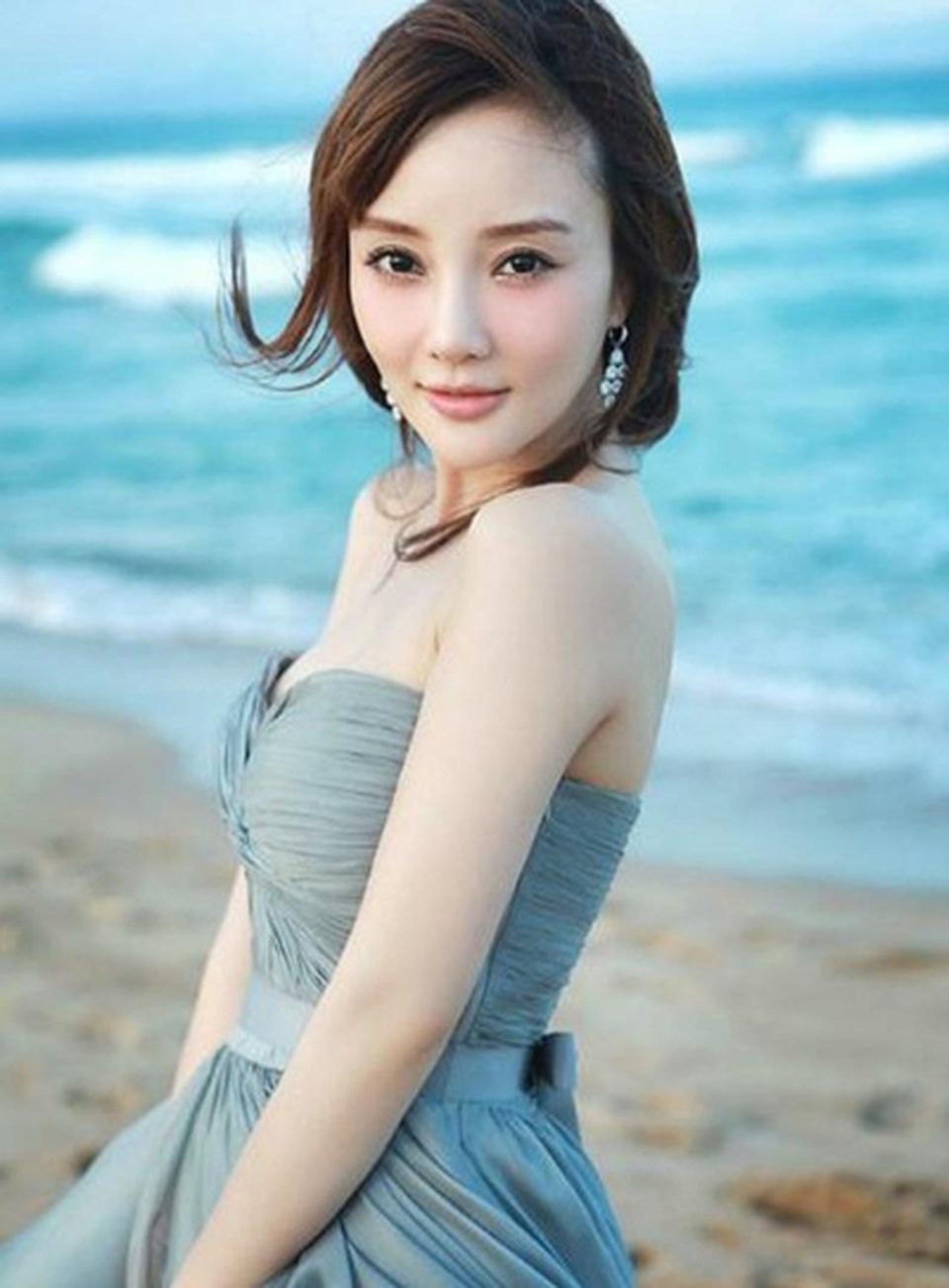 Lý Tiểu Lộ bị nghi lộ ảnh “nóng” sau clip nồng cháy với tình trẻ - 7 Lý Tiểu Lộ bị nghi lộ ảnh “nóng” sau clip nồng cháy với tình trẻ - 7