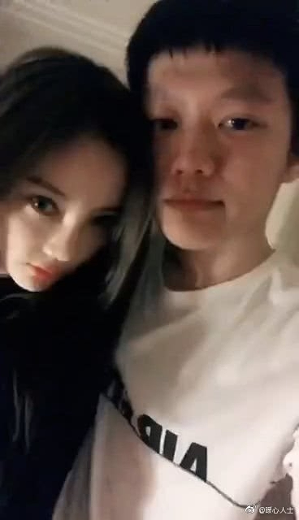 Lý Tiểu Lộ bị nghi lộ ảnh “nóng” sau clip nồng cháy với tình trẻ - 3 Lý Tiểu Lộ bị nghi lộ ảnh “nóng” sau clip nồng cháy với tình trẻ - 3