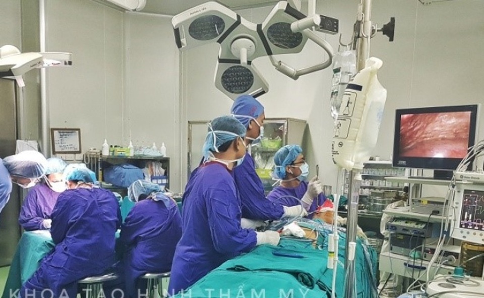 Bác sĩ Việt tự cải tiến kỹ thuật mổ giá siêu rẻ tạo hình tai nhỏ - 2 Bác sĩ Việt tự cải tiến kỹ thuật mổ giá siêu rẻ tạo hình tai nhỏ - 2