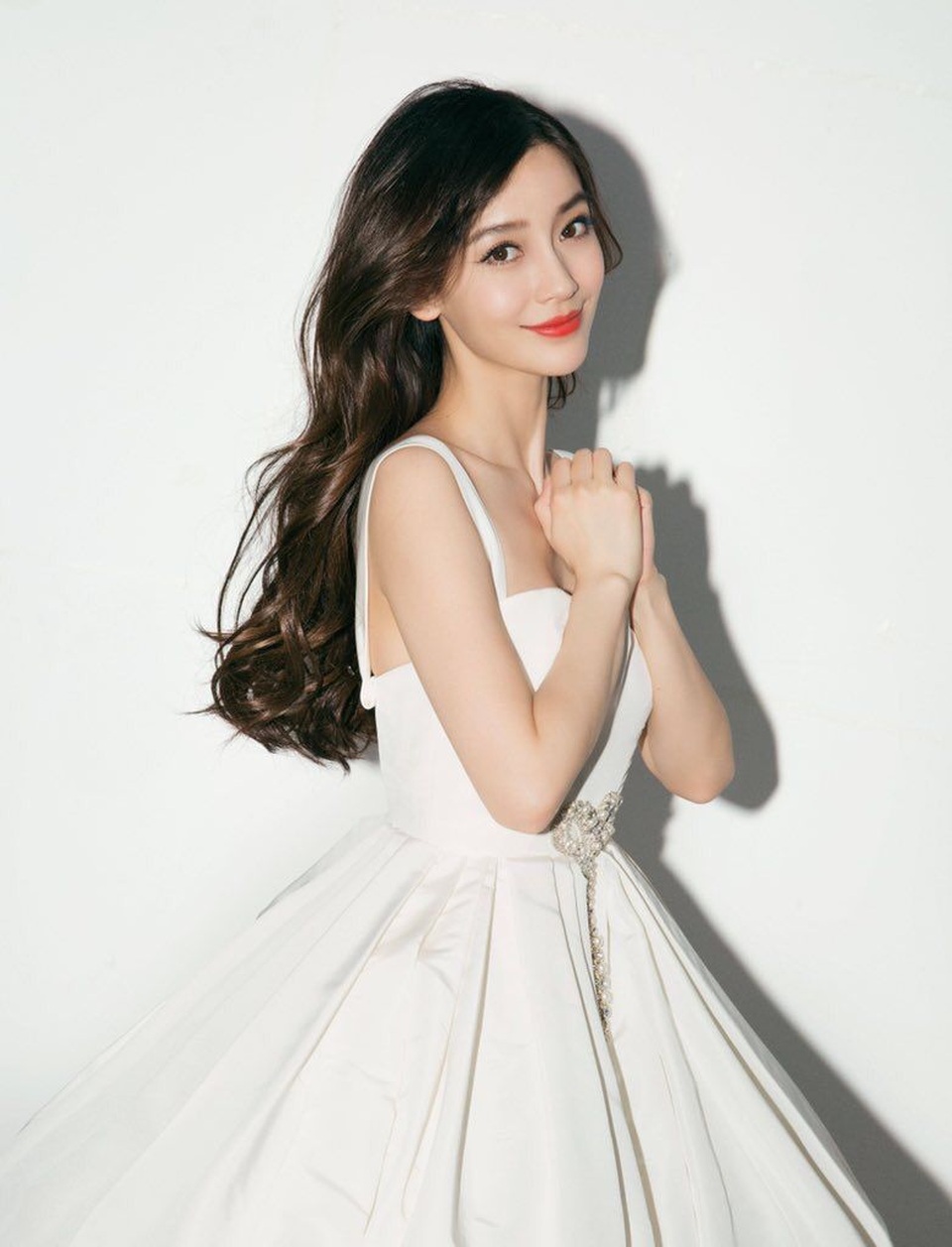 Angelababy bị chỉ trích vì hút thuốc lá nơi công cộng - 9 Angelababy bị chỉ trích vì hút thuốc lá nơi công cộng - 9