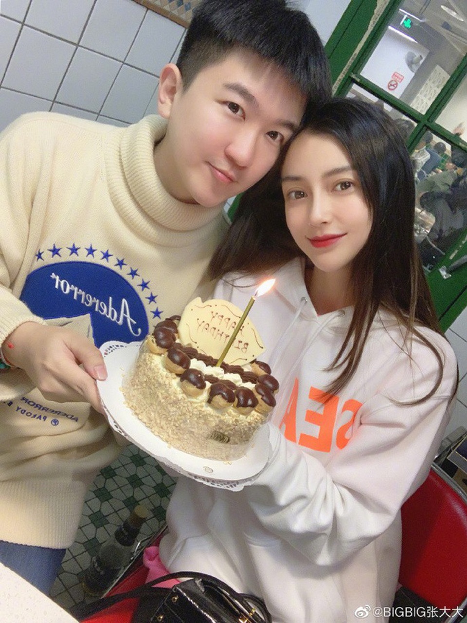 Angelababy bị chỉ trích vì hút thuốc lá nơi công cộng - 5 Angelababy bị chỉ trích vì hút thuốc lá nơi công cộng - 5