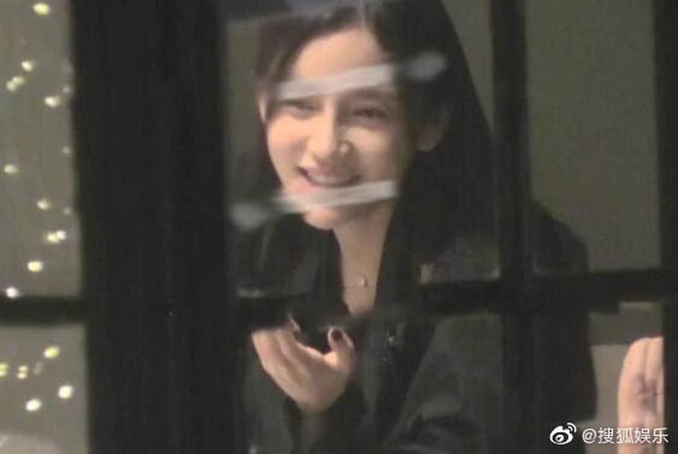 Angelababy bị chỉ trích vì hút thuốc lá nơi công cộng - 2 Angelababy bị chỉ trích vì hút thuốc lá nơi công cộng - 2