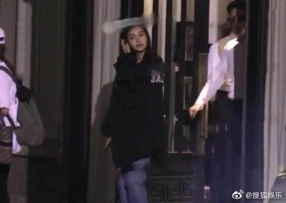Angelababy bị chỉ trích vì hút thuốc lá nơi công cộng - 1 Angelababy bị chỉ trích vì hút thuốc lá nơi công cộng - 1