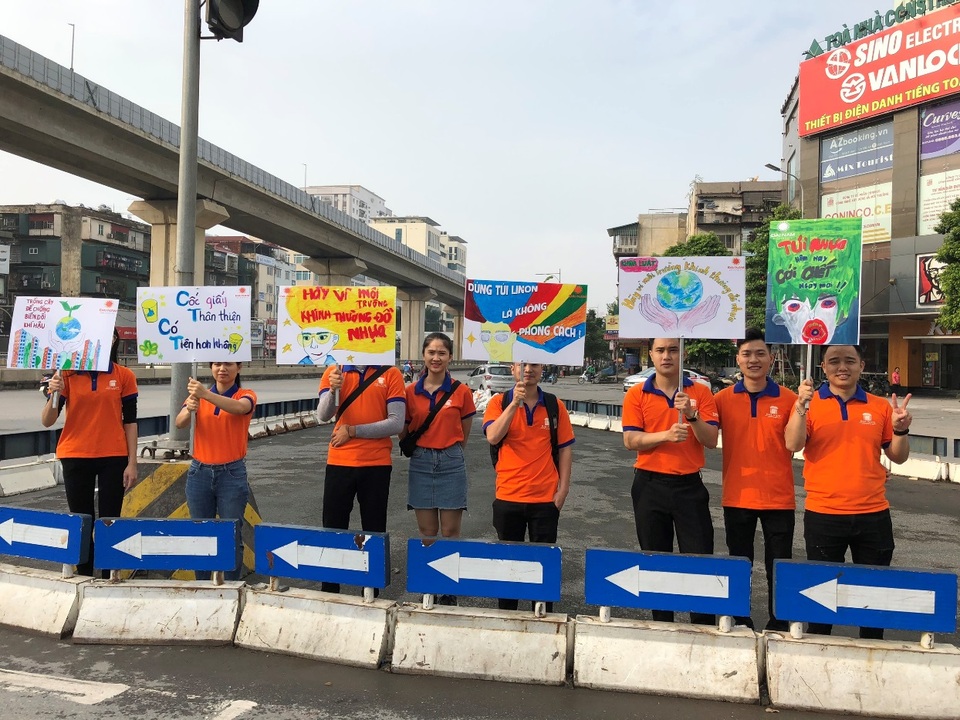 Hàng trăm giảng viên, sinh viên xuống đường “Vì Hà Nội trong lành” - 1 Hàng trăm giảng viên, sinh viên xuống đường “Vì Hà Nội trong lành” - 1