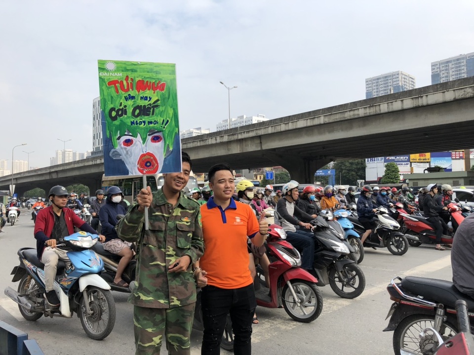 Hàng trăm giảng viên, sinh viên xuống đường “Vì Hà Nội trong lành” - 3 Hàng trăm giảng viên, sinh viên xuống đường “Vì Hà Nội trong lành” - 3