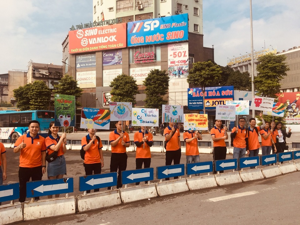 Hàng trăm giảng viên, sinh viên xuống đường “Vì Hà Nội trong lành” - 4 Hàng trăm giảng viên, sinh viên xuống đường “Vì Hà Nội trong lành” - 4