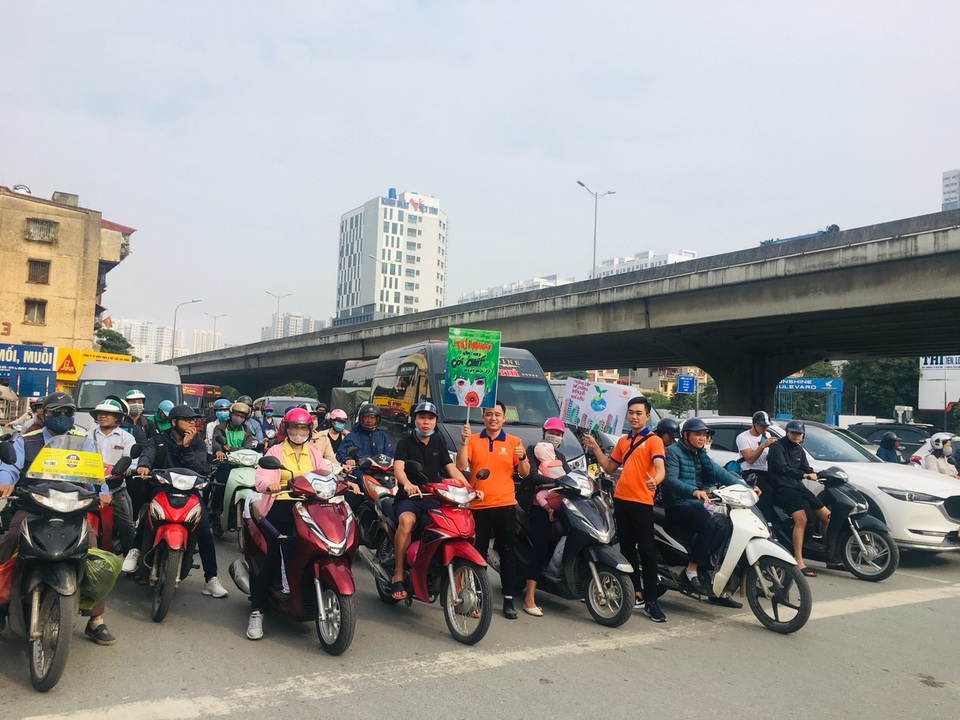 Hàng trăm giảng viên, sinh viên xuống đường “Vì Hà Nội trong lành” - 6 Hàng trăm giảng viên, sinh viên xuống đường “Vì Hà Nội trong lành” - 6