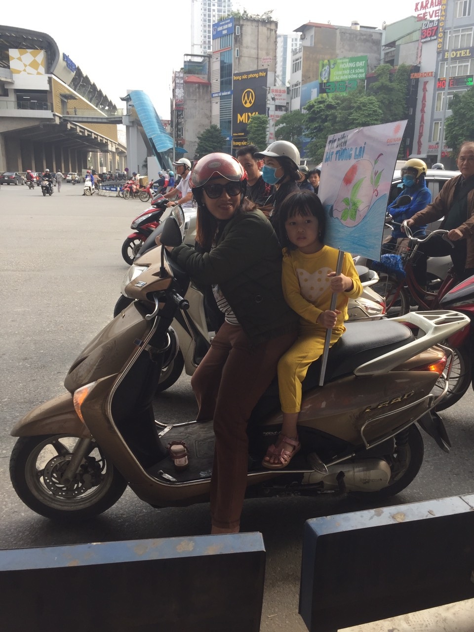 Hàng trăm giảng viên, sinh viên xuống đường “Vì Hà Nội trong lành” - 7 Hàng trăm giảng viên, sinh viên xuống đường “Vì Hà Nội trong lành” - 7
