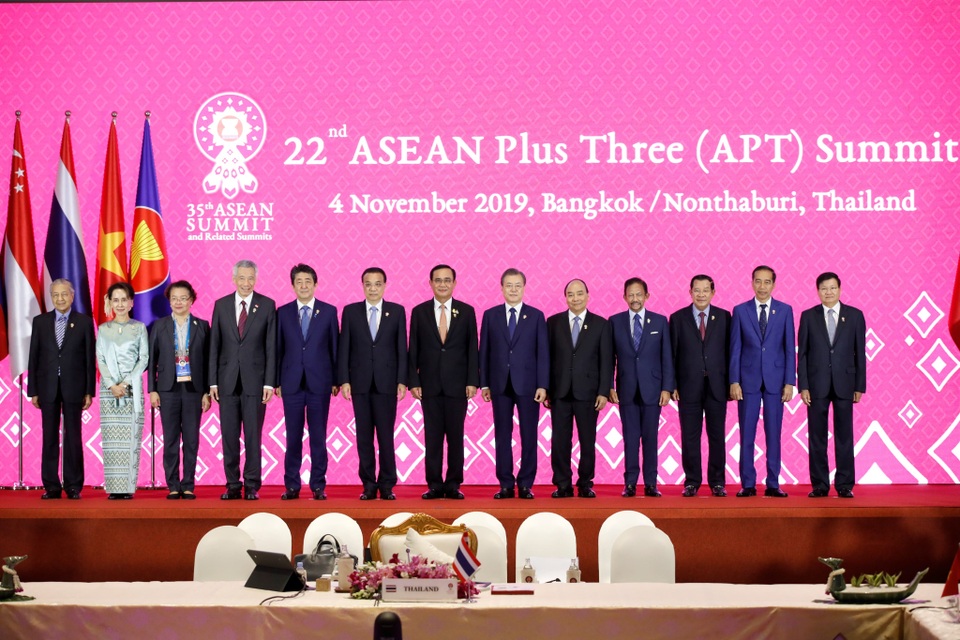 Philippines giải thích lý do ông Duterte không chụp ảnh chung với các lãnh đạo ASEAN+3 - 1