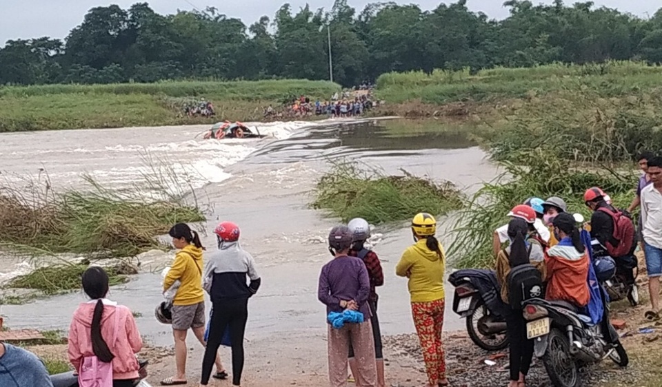 Đò ngang bị cấm, người dân ốc đảo vượt sông bằng đò 3 không - 1 Đò ngang bị cấm, người dân ốc đảo vượt sông bằng đò 3 không - 1